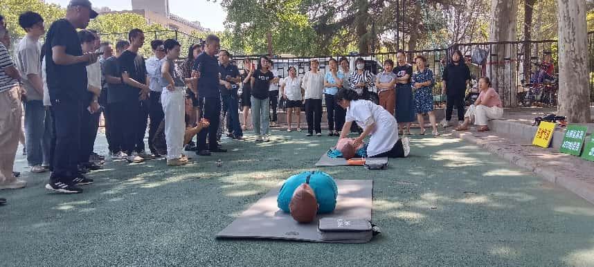 雁塔校區(qū)操場一角:直屬部門、離退休工會工作人員 雁塔校區(qū)操場一角:直屬部門、離退休工會工作人員