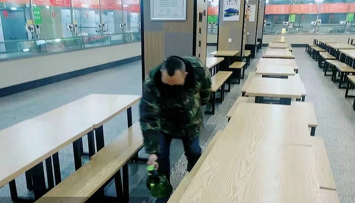 復(fù)件 后勤對雁塔校區(qū)食堂就餐區(qū)使用消毒水進行擦拭、藥物噴灑4(2020-01-27).jpg